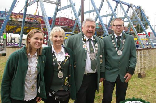 Die neuen Majestäten der Wasseler Schützen: Jennifer Wolf (von links), Beate Büttner, Guido Fronzek und Andreas Schneedorf. - Foto: Schütz