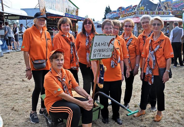 Die Gymnastik-Damen sind mit dem Bollerwagen dabei