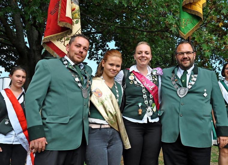 Jungkönig Steffen Gahre (von links), Jungkönigin Victoria Wolf, Damenkönigin Friederike Rathmann und Altkönig Andreas Wirth sind Wassels dies